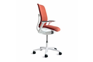 Ergonomische bureaustoel met rood gestoffeerde rugleuning en zitting, witte kunststof frame, verstelbare armleuningen en wiel