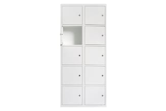 Witte locker-kast met 12 gesloten deuren en één open deur, twee kolommen, metalen handgrepen, geschikt voor kantoor.
