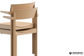 Houten stoel met armleuningen, gebogen rugleuning en zitting tegen witte achtergrond. Meinema-logo onderaan rechts.