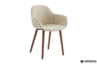 Beige stoel met ergonomische schaal-vormige rugleuning en houten poten in walnootkleur, frontaal gefotografeerd tegen witte a