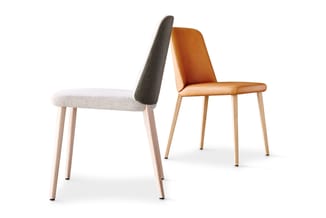 Twee stoelen met houten poten: links een grijsbeige stoel met donkergrijze rugleuning, rechts een oranje leren stoel met donk