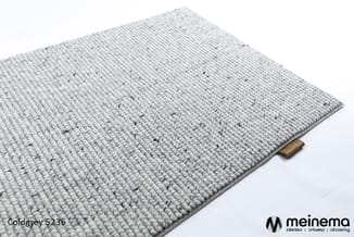 Grijze structuurstof tapijttegel Coldgrey 5236 met woven textuur en bruine randetiket op witte achtergrond.