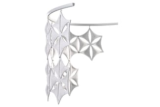 Hangende akoestische decoratie in grijs vilt met geometrische ster- en bladvormen aan metalen stang.