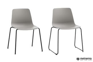 Twee grijze kunststof stoelen met zwart metalen poten. Links model met vier poten, rechts model met sleden. Meinema-logo onde