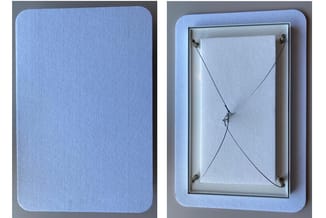 Blauwe akoestische wandpanelen, voorkant en achterkant zichtbaar met ophangbeugels en draadconstructie.
