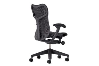 Zwarte ergonomische bureaustoel met netweefselrug, verstelbare armleuningen en wieltjes op vijfpunts voet.