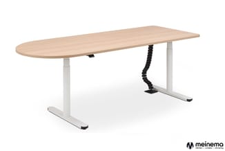 Houten vergadertafel met afgeronde uiteinden, witte elektrisch verstelbare poten en zwarte kabelgoot tegen witte achtergrond.