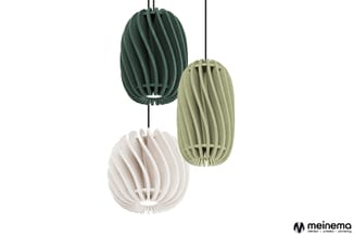 Drie hangende design-pendels in groen, groengrijs en wit met verticale latten-structuur tegen witte achtergrond.