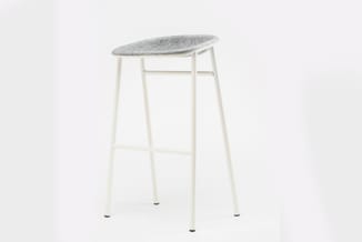 Witte barkruk met grijze ronde zitting op voetsteun, minimalistische vorm tegen witte achtergrond.
