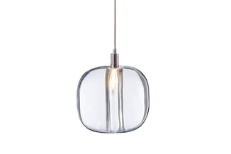 Hangende glazen designlamp met rond-ovaal vormgegeven helder glas en interne gloeidraad tegen witte achtergrond.