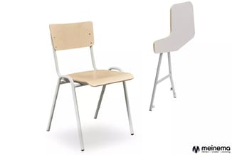 Twee moderne schoolstoelen met licht houten zit en rug, wit metalen frame, getoond van voor en achter.