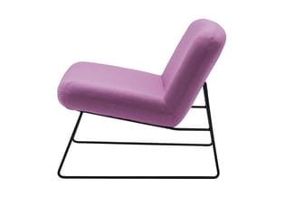 Paarse loungestoel met afgeronde vormen en zwart metalen trapeziumvormig frame, zijprofiel.