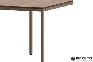 Rechthoekige tafel met houten blad in grijsbruine kleur en twee grijze metalen poten.