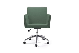 Groene kantoorstoel met armleuningen, gasveer en vijfwielige onderstel met zwenkwielen, op witte achtergrond.