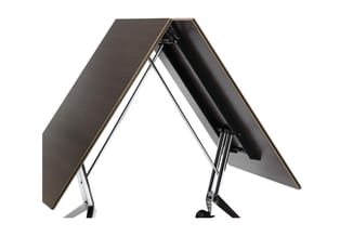 Zwarte A-frame presentatiezel met uitklapbare panelen en metalen beugels, frontaal gefotografeerd tegen witte achtergrond.