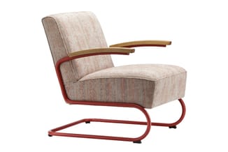 Rode stalen loungestoel met beige gestoffeerde zitting en rugleuning, houten armleuningen, boogvormig onderstel.