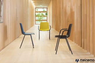 Moderne houten gang met drie stoelen: blauwe en zwarte stoel zonder armleuningen, gele stoel met armleuningen. Houten wanden,