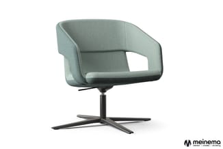 Moderne draaifauteuil met mint-groen gestoffeerde zitting en rugleuning, zwart metalen kruisvoet, geïsoleerde achtergrond.