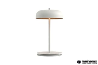 Moderne tafellamp met wit koepelvormig lampenkap, houten binnendetail, wit metalen voet en ronde witte voetplaat.