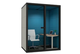 Moderne kantoorcel met zwart frame en glazen wanden, teal blauwe wandbekleding, wit bureaustoel, houten tafel met laptop en p
