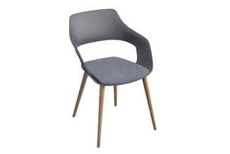 Moderne bureaustoel met grijze kunststof gebogen rug, grijze stoffen zitting en houten poten, tegen witte achtergrond.