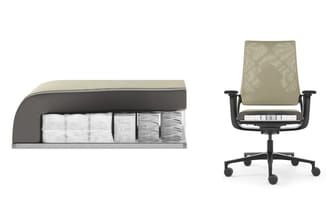 Matras in doorsnede met grijze buitenkant en witte binnenlagen naast beige bureaustoel met zwart onderstel en wielen.