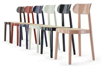 Zes stoelen in verschillende kleuren (bruin, rood, donkerblauw, groen, zwart, beige) met houten zitting en gekleurde kunststo