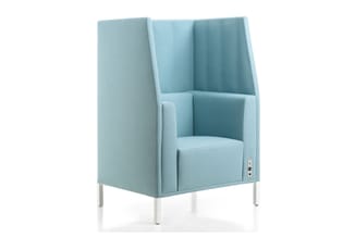 Lichtblauwe akoestische fauteuil met hoge zijwanden, zitgedeelte en metalen poten op witte achtergrond.