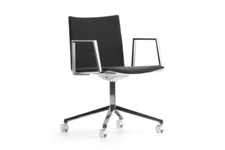 Moderne kantoelstoel met zwarte gestoffeerde zitting en rugleuning, aluminium frame, vierpotige onderstel met wielen, zwart-w