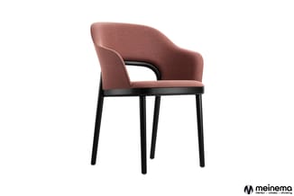 Moderne stoel met roze-bruine stoffering en zwart houten frame, armkuilen aan zijkanten.