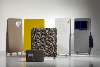 Collectie akoestische panelen in verschillende kleuren en patronen: beige geruite, geel, zwart-wit grafisch, wit en grijs. Vo