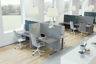 Modern kantoor met grijze akoestische scheidingswanden, witte bureaus, witte ergonomische stoelen, hangende textiel pendels e