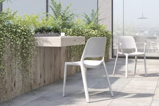 Wit moderne stoelen op terras met houten plantenbakken en groene planten, uitzicht op stad.