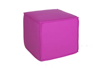 Roze poef of zitblok met vierkante vorm en afgeronde hoeken, geplaatst tegen witte achtergrond.