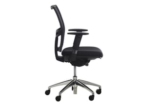 Zwarte ergonomische bureaustoel met mesh-rugleuning, zwarte zitting, verstelbare armleuningen en vijfpunts onderstel met wiel