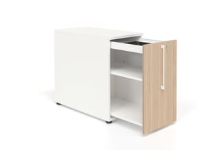 Lage kast met witte bovenkant en houten deuren in natuurtint, open deuren tonen witte interne leggers.