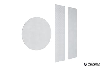 Grijze akoestische panelen: rond element en twee rechthoekige wandpanelen met diagonale structuur.