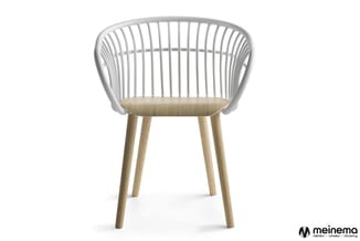 Witte kunststof stoel met houten poten en naturel geweven zitting, frontaanzicht tegen witte achtergrond.
