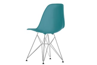 Turquoise kunststof bureaustoel met chromen draadframe en zwarte voetdoppen, moderne retro design.