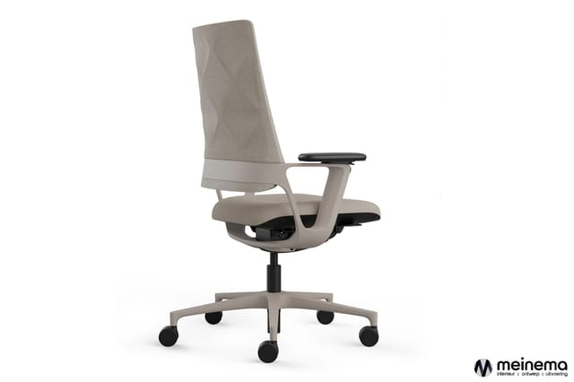 Grijsbeige ergonomische bureaustoel met hoog rugkussen, zwarte zitting, verstelbare armleuningen en rollen op wieltjes.
