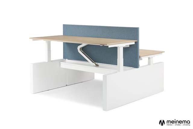 Zit-sta bureau met witte onderkant, houten blad, blauwe akoestische scherm en bijbehorende zitplaatsen.