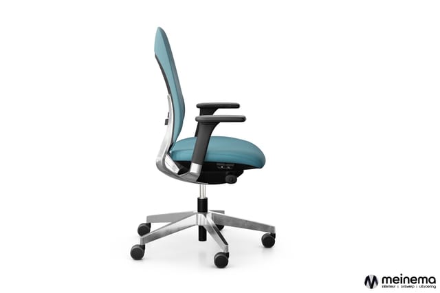 Ergonomische bureaust​oel met turquoise zitting en rugleuning, zwarte armleuningen, zilveren voetsteun met wieltjes, tegen wi