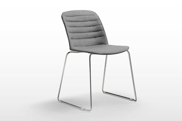 Grijze kantoorstoel met horizontale stiksels, zwart frame en zilveren metalen sled-onderstel, frontaanzicht.
