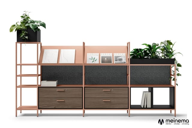 Modulair kastensysteem met roze metalen frame, donkergrijs akoestisch paneel, houten laden, open vakken, planten en decoratie