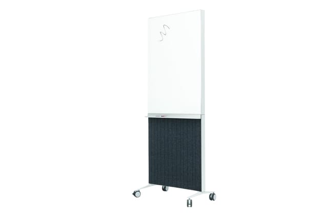 Mobiel whiteboard op wielen met bovenkant wit en onderste helft in donkergrijs textiel, staand tegen witte achtergrond.