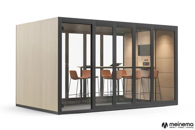 Moderne belcel met glazen voorzijde, zwart frame, licht houtfineer zijwand, halfronde tafel en bruine barkrukken.