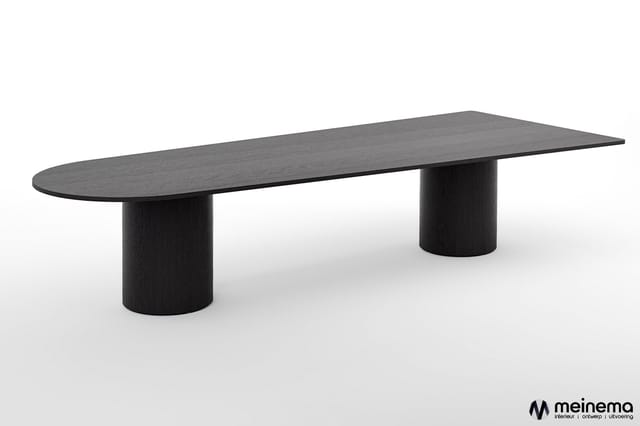Zwarte houten vergadertafel met ovale vorm en twee cilindervormige ondersteuningspoten op lichte ondergrond.