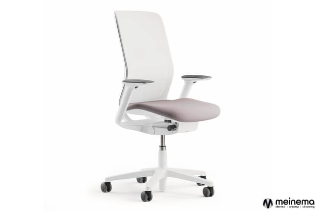 Moderne bureaufauteuil met witte onderstel, lichtgrijze rugleuning en zitzitting, verstelbare armleuningen en wielen.