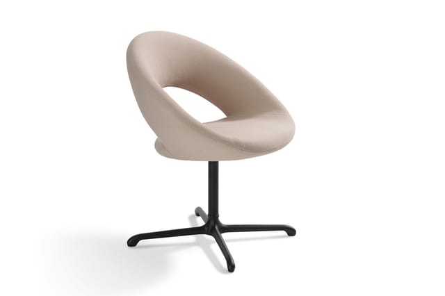 Draaibare designstoel met beige stofbekleding, zwart metalen voetenkruis, organische ergonomische vorm met open rugleuning.