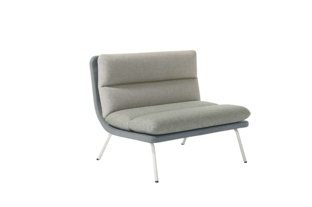 Grijze lounge fauteuil met beige stoffen zitting, metalen poten, moderne vorm op witte achtergrond.